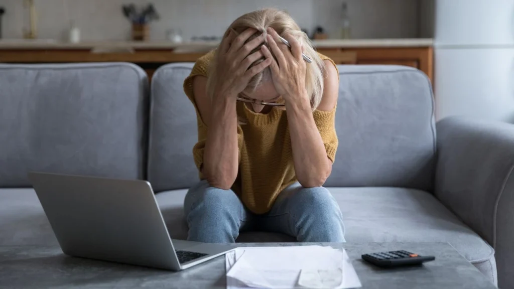 Dívidas afetam saúde física e mental; saiba como evitar o problema