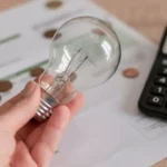 Pequenos ajustes no dia a dia em relação ao uso de energia elétrica podem fazer toda a diferença na conta de luz