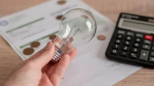 Pequenos ajustes no dia a dia em relação ao uso de energia elétrica podem fazer toda a diferença na conta de luz