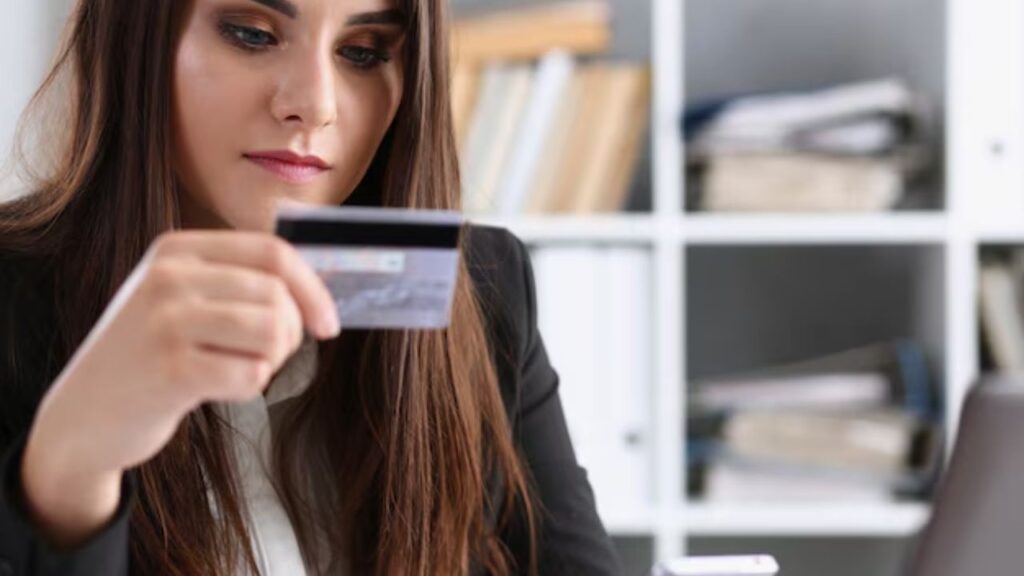 Vale a pena antecipar as parcelas do cartão de crédito? Entenda