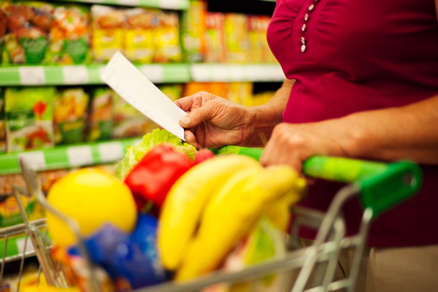Como fazer compras no mercado sem sair do orçamento? Veja 4 dicas!