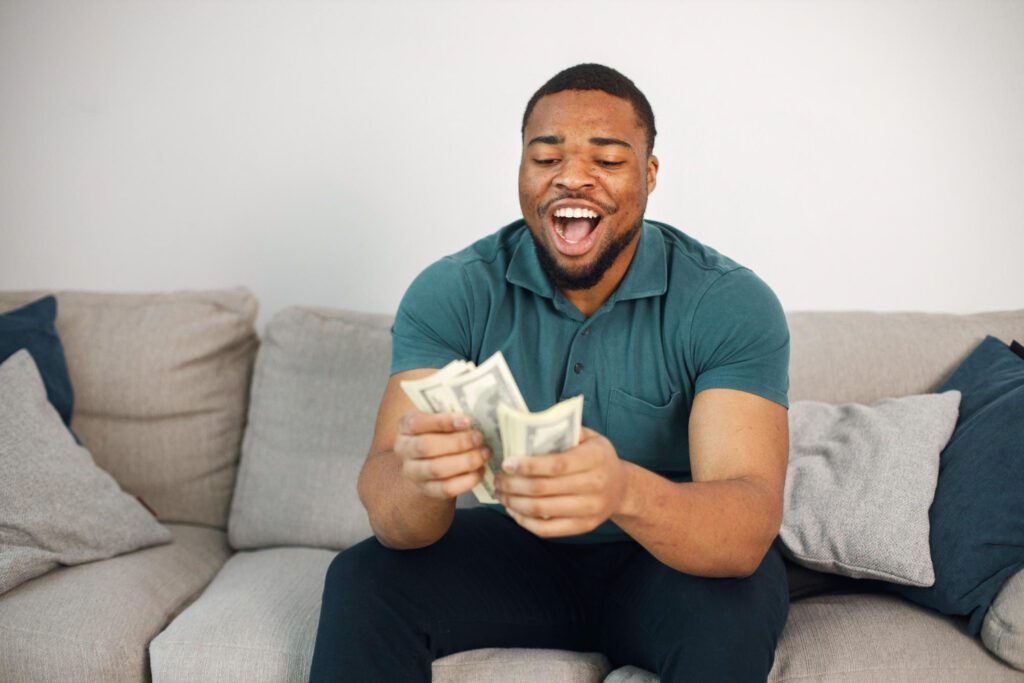Ganhou por fora? Como guardar esse dinheiro antes que ele suma