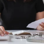 Mudanças nos hábitos de consumo e definição de metas claras são atitudes que ajudam a economizar dinheiro e a transformar a vida financeira