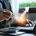 Especialista indica que franquias de baixo custo podem superar os retornos de investimentos de renda fixa, desde que haja dedicação e gestão ativa