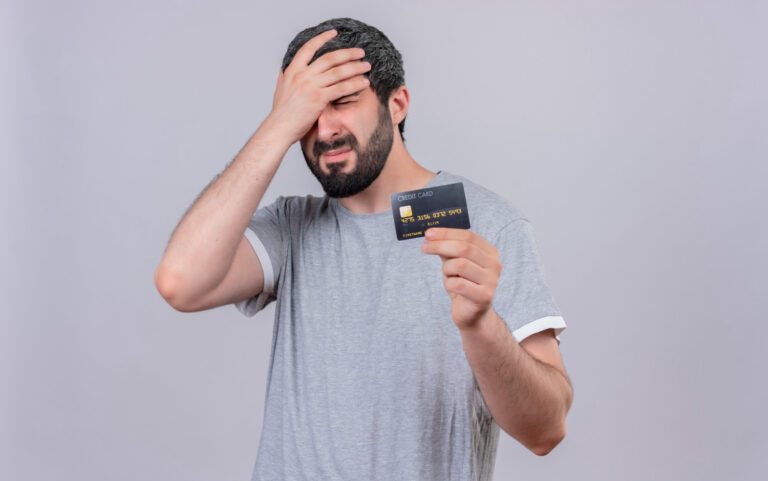 Entenda os riscos de pagar o mínimo da fatura do cartão de crédito