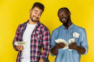Pegar dinheiro emprestado para amigo ou para banco? Veja qual a melhor opção