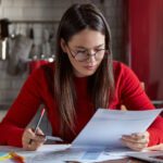Como planejar o mês quando o salário cai em datas diferentes?