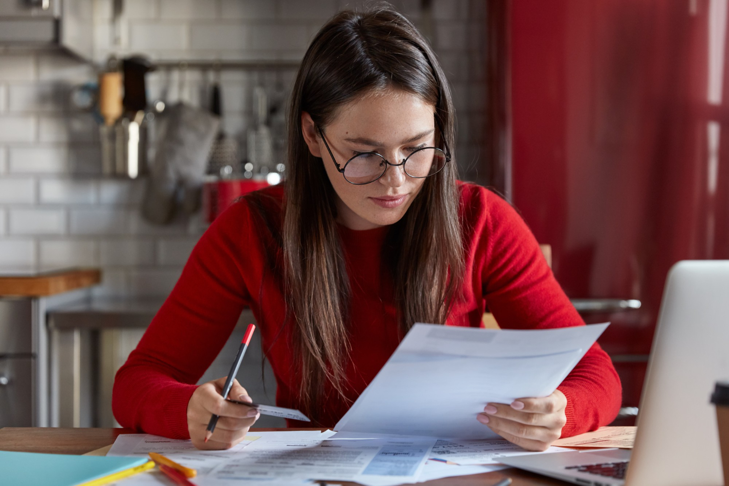 Como planejar o mês quando o salário cai em datas diferentes?