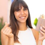 Aprenda como usar seu primeiro salário e cuidar para não sumir com tudo!