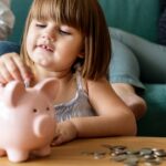 Mesada: dar ou não dar? E como ensinar a criança a usar?