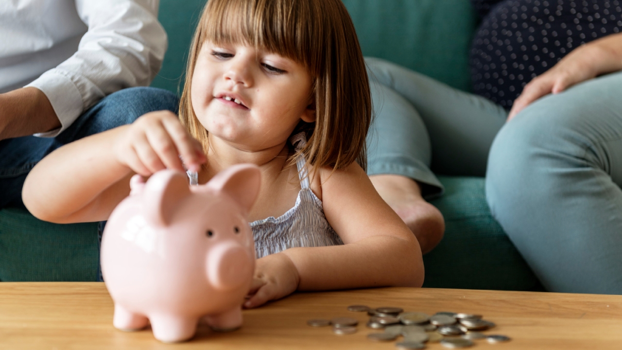 Mesada: dar ou não dar? E como ensinar a criança a usar?