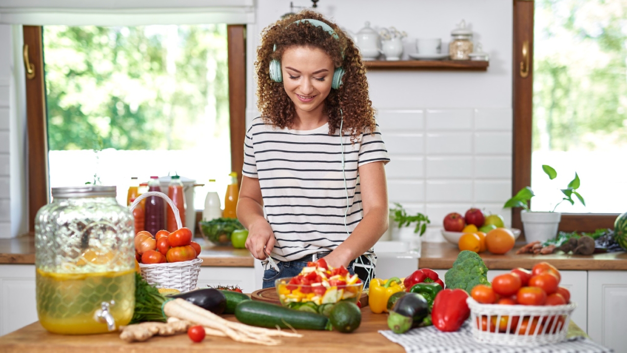 Por que vale a pena aprender a fazer comida em casa? Veja como economizar
