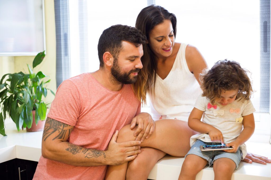 Filhos pequenos: 5 gastos invisíveis que viram um buraco no mês